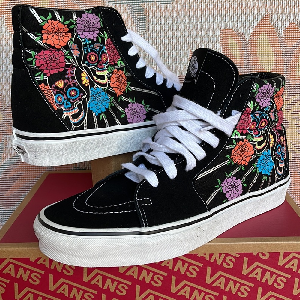 Vans Sk8-Hi
Dia De Los Muertos Black/
VNOA7Q5NBMW
WMNS sneakers - Picture 1 of 16